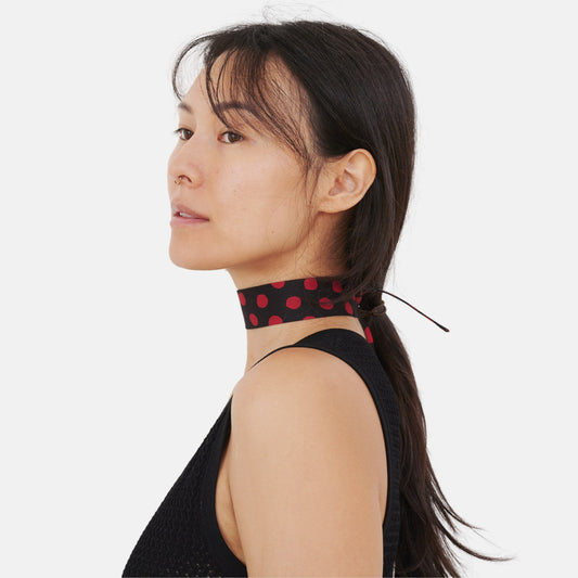 Model wearing the Black Red Dotted Silk Choker – upcycled vintage silk tie | collo limited edition