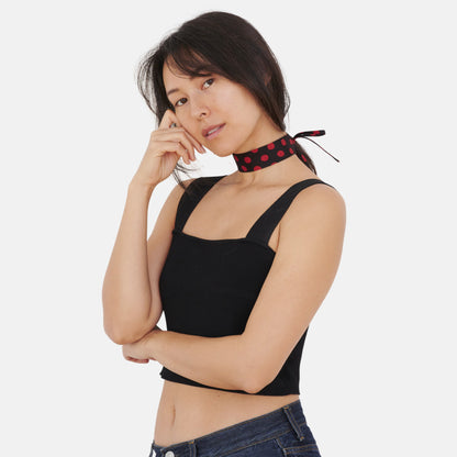 Model wearing the Black Red Dotted Silk Choker – upcycled vintage silk tie | collo limited edition