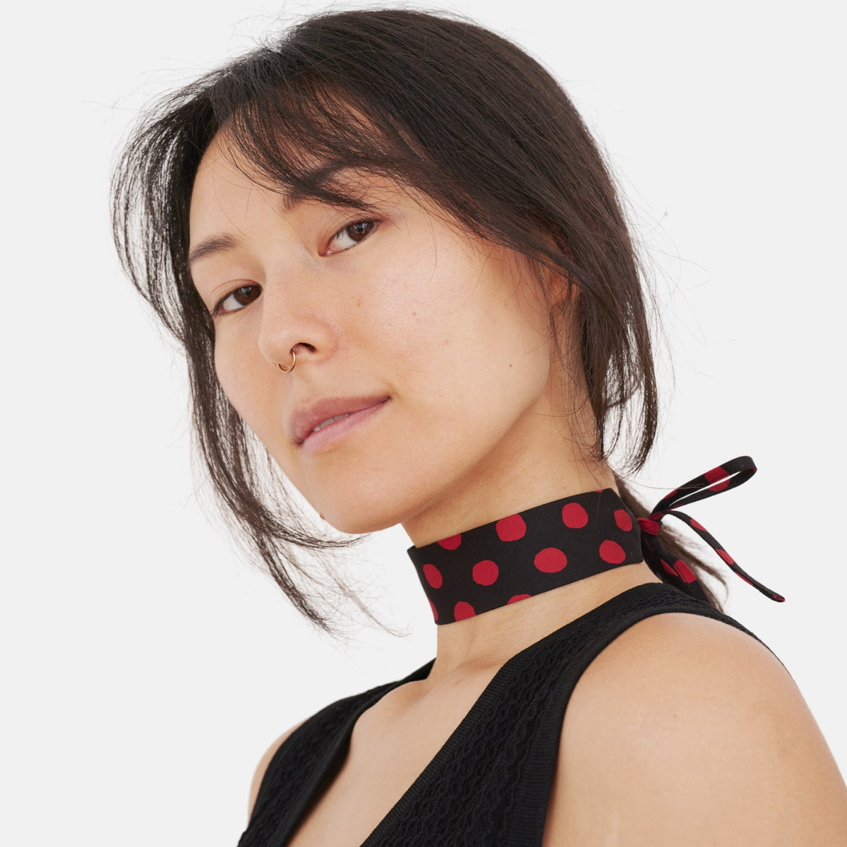 Model wearing the Black Red Dotted Silk Choker – upcycled vintage silk tie | collo limited edition