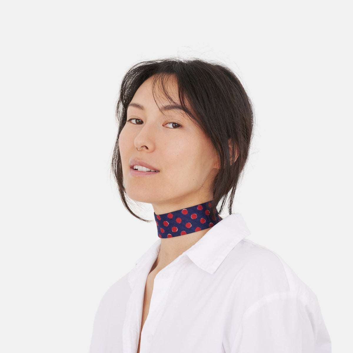 Model wearing the Navy & Red Dotted Silk Choker – upcycled vintage silk tie | collo limited edition