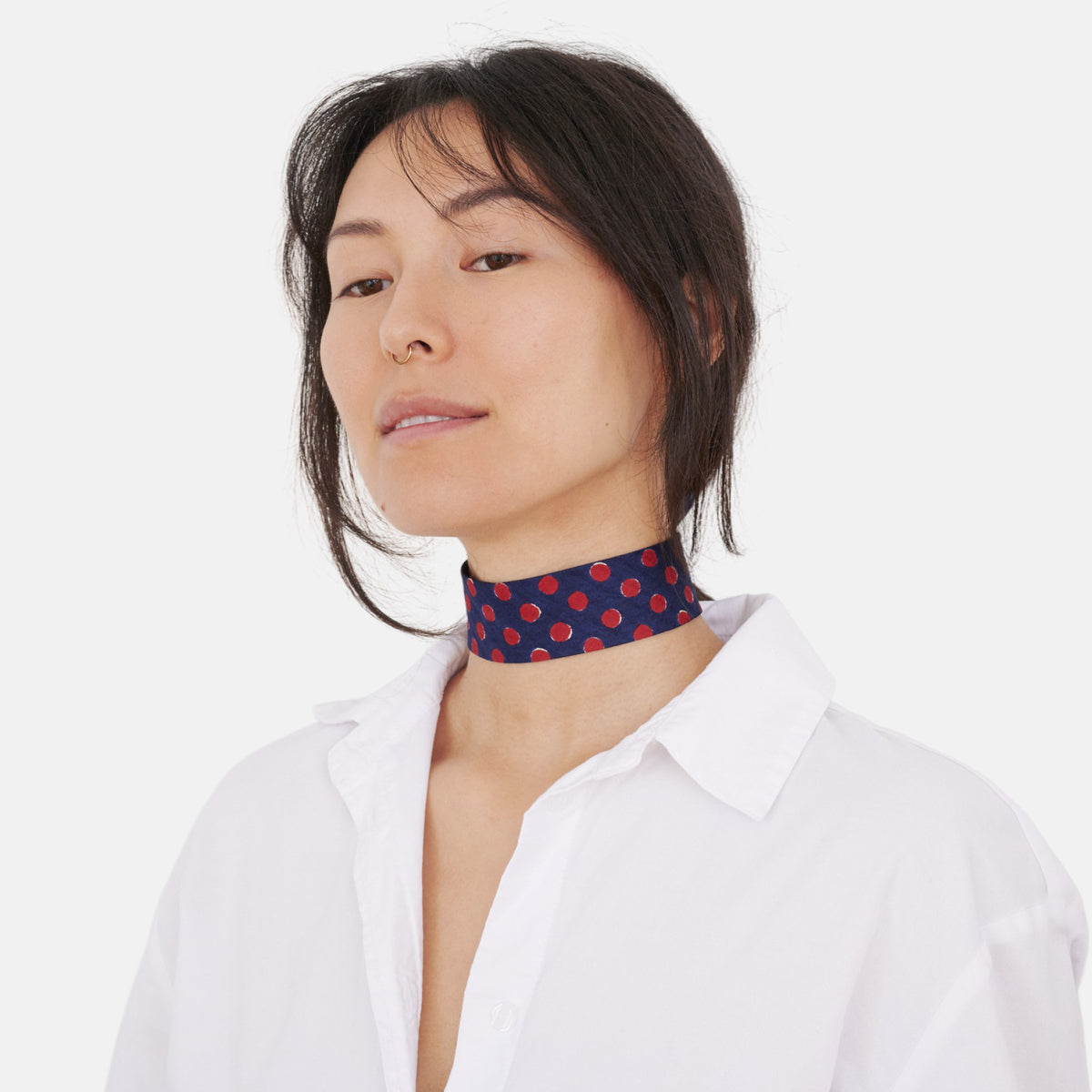 Model wearing the Navy & Red Dotted Silk Choker – upcycled vintage silk tie | collo limited edition