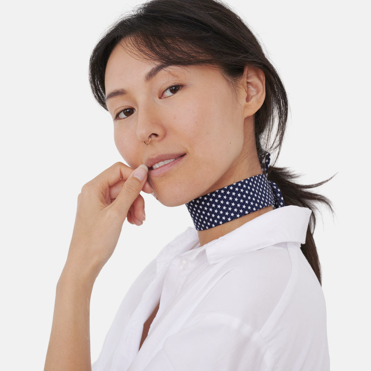 Model wearing the Navy White Star Cotton Choker | collo basics