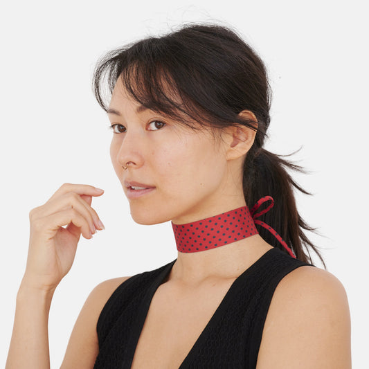 Model wearing the Red Navy Dotted Silk Choker – upcycled vintage silk tie | collo limited edition