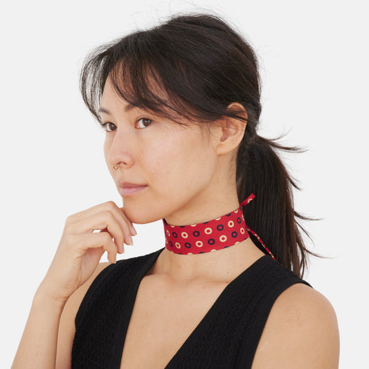 Model wearing the Red Ovals Silk Choker – upcycled vintage silk tie | collo limited edition