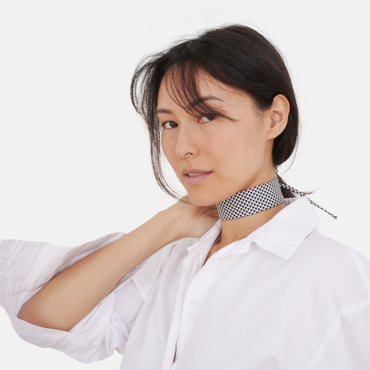 Model wearing the White Navy Triangle Silk Choker – upcycled vintage silk tie | collo limited edition