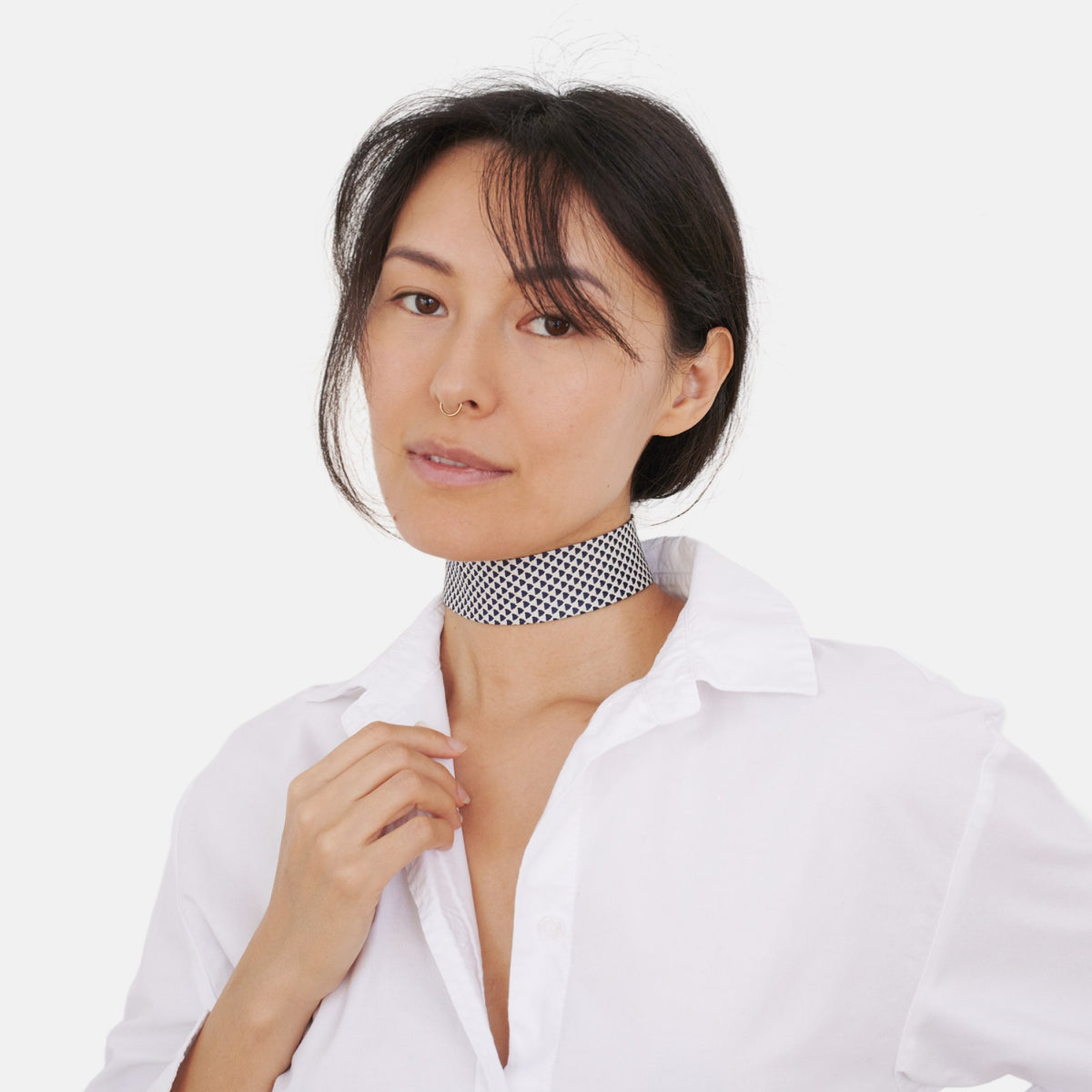 Model wearing the White Navy Triangle Silk Choker – upcycled vintage silk tie | collo limited edition