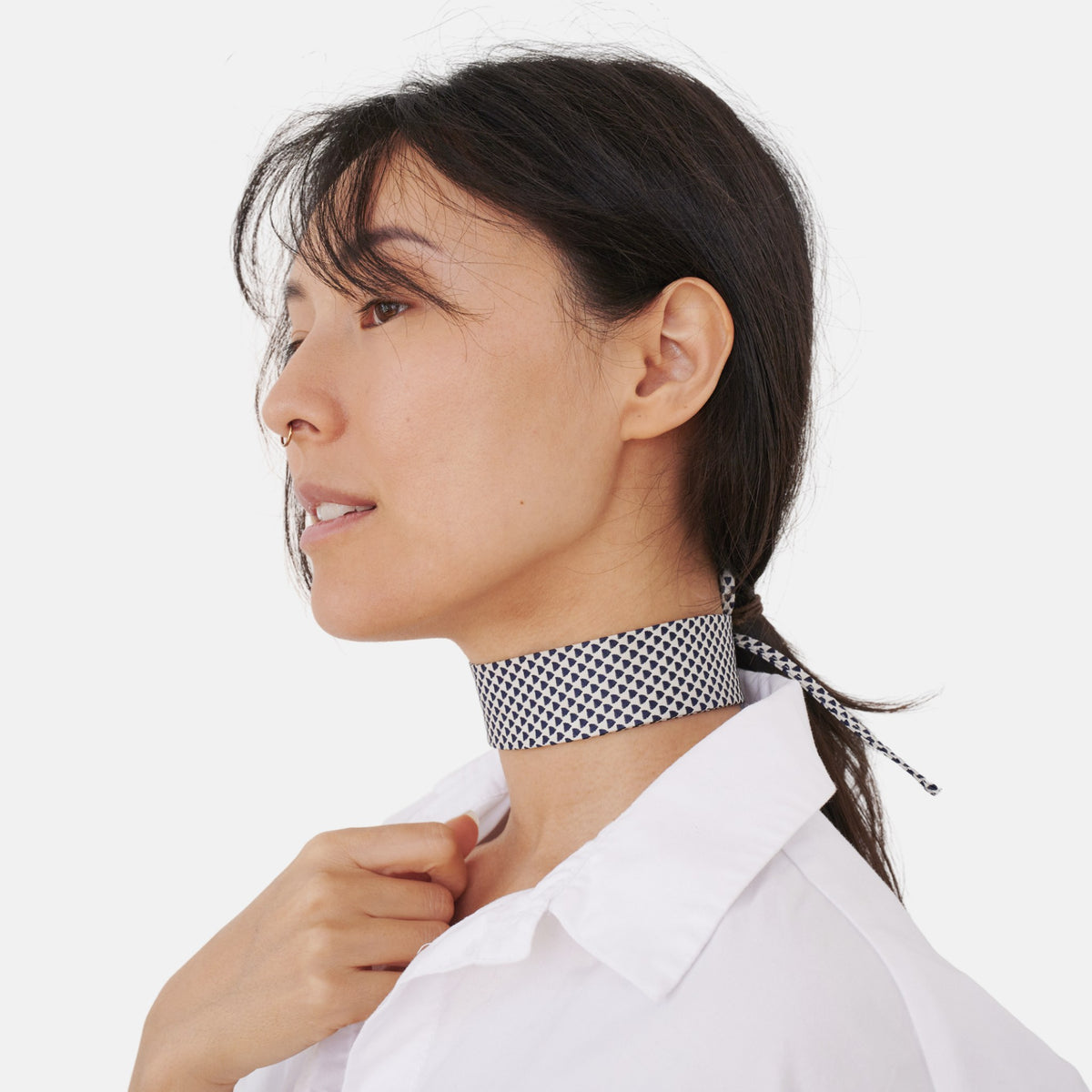 Model wearing the White Navy Triangle Silk Choker – upcycled vintage silk tie | collo limited edition